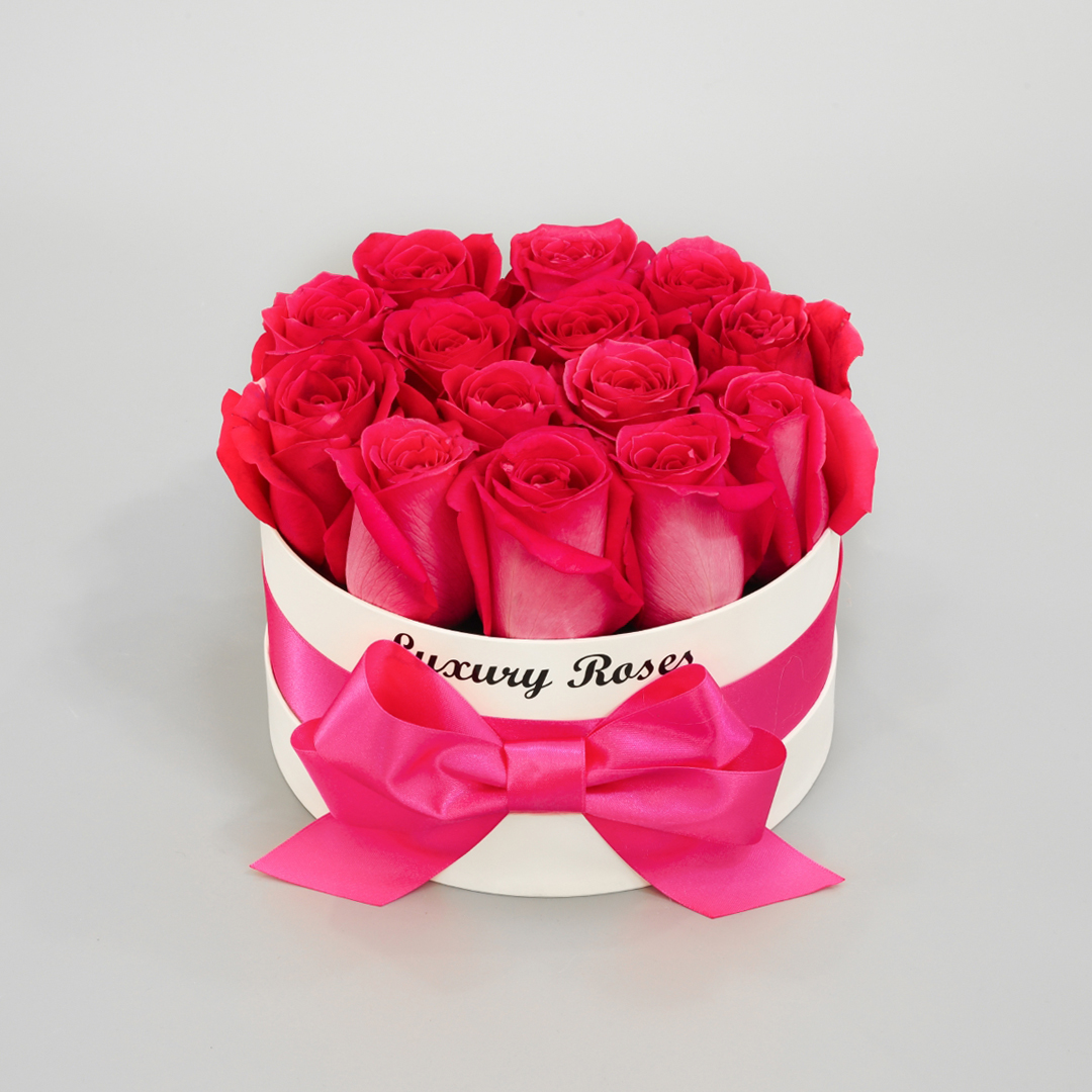 Luxusný okrúhly biely box S so živými ružovými ružami
