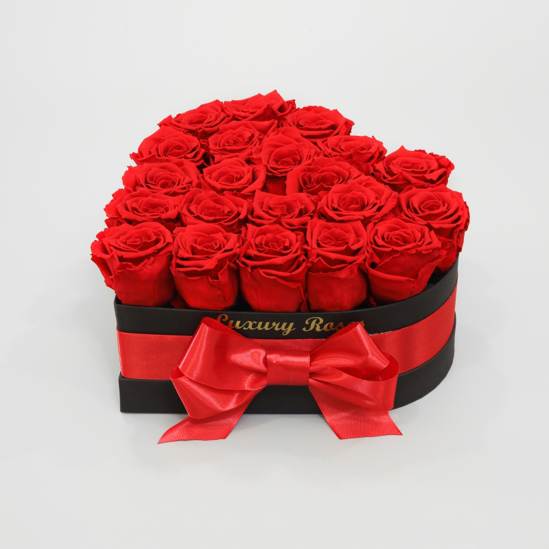 Luxusný čierny box srdce s trvácnymi červenými ružami