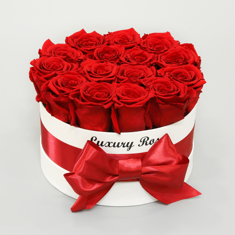 Luxusný okrúhly biely box S s trvácnymi červenými ružami