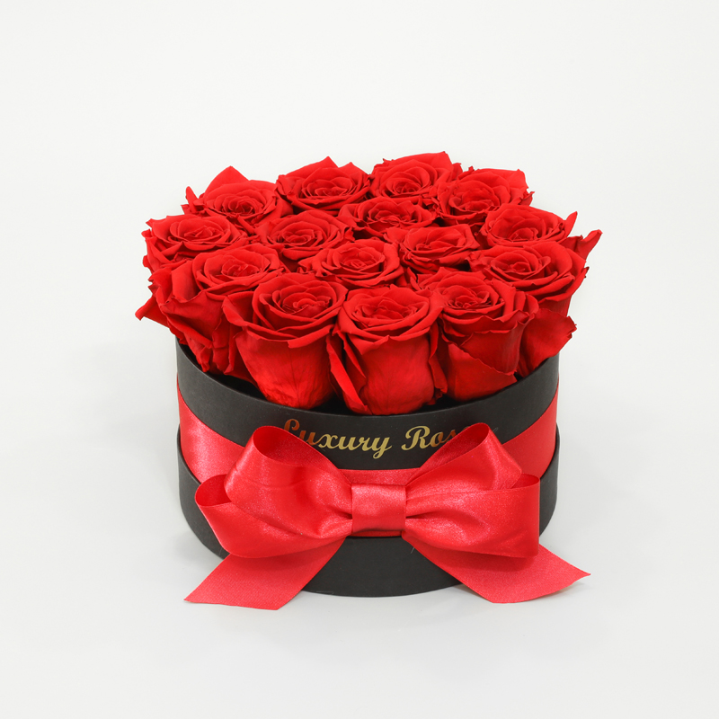 Luxusný okrúhly čierny box S s trvácnymi červenými ružami