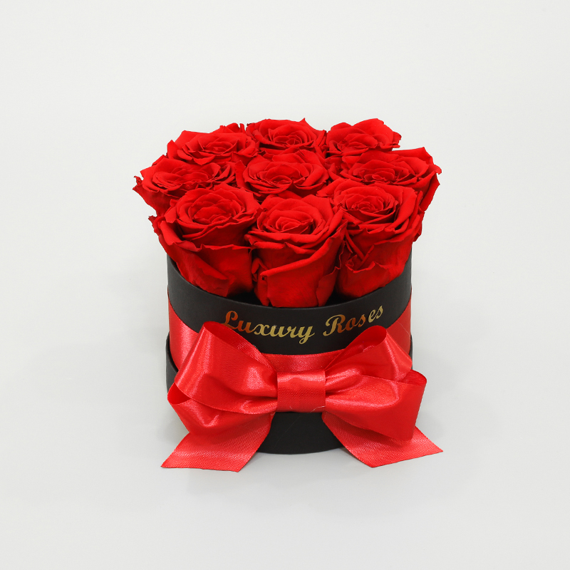 Luxusný okrúhly čierny box XS s trvácnymi červenými ružami