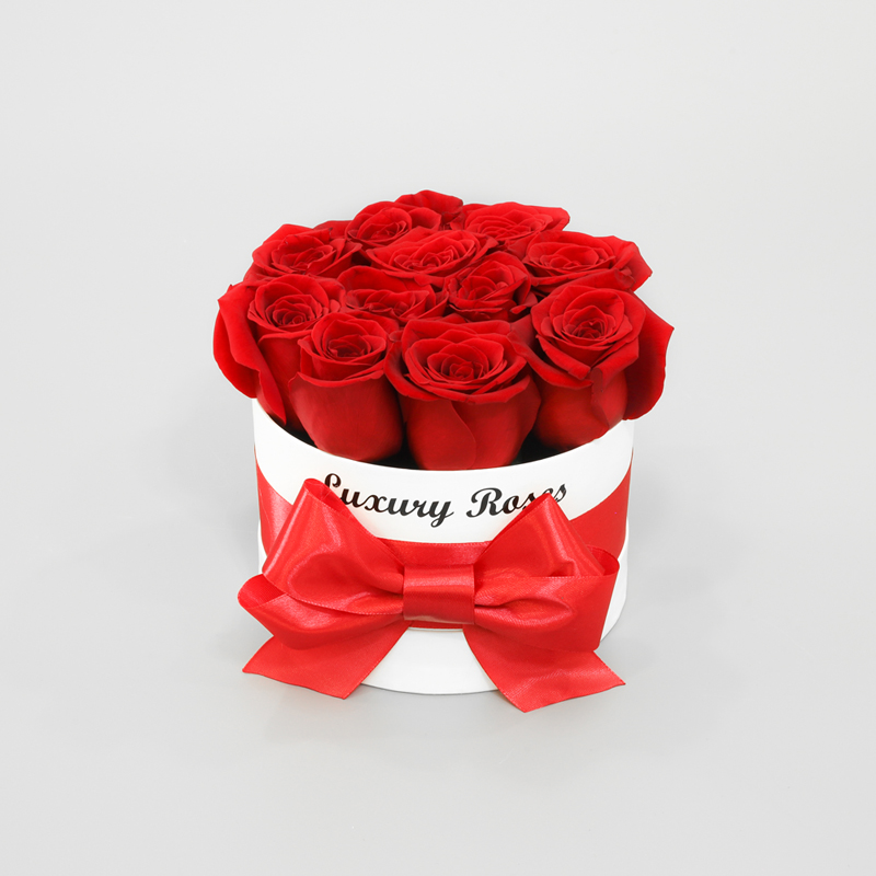 Luxusný okrúhly biely box XS so živými červenými ružami