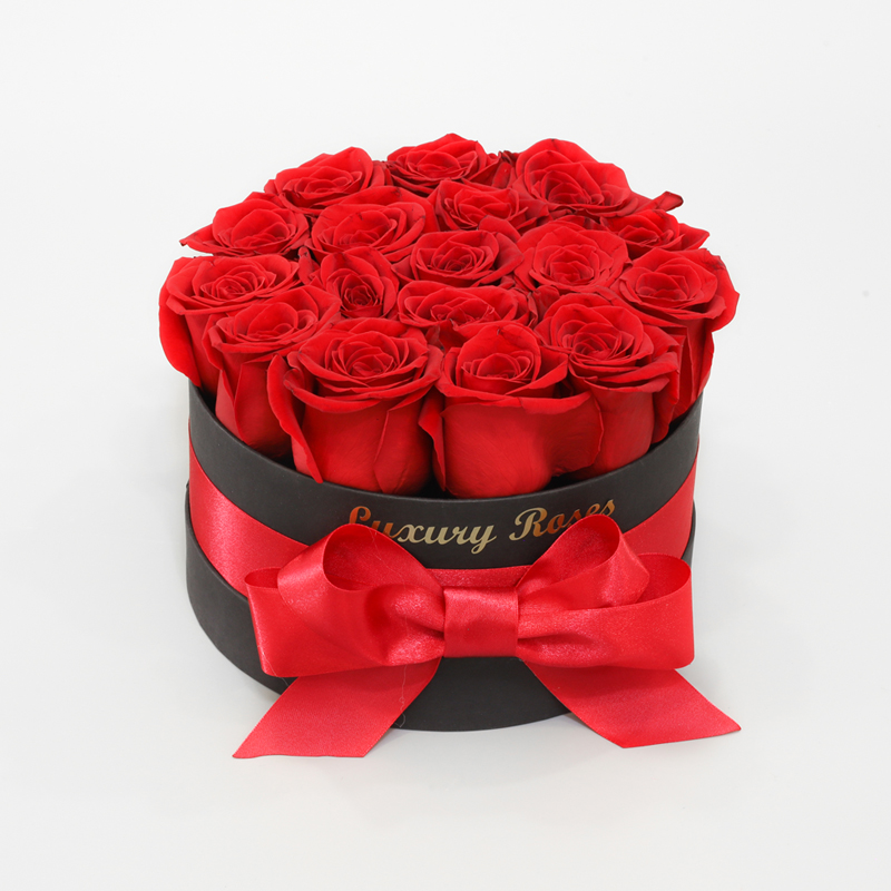 Luxusný okrúhly čierny box S so živými červenými ružami