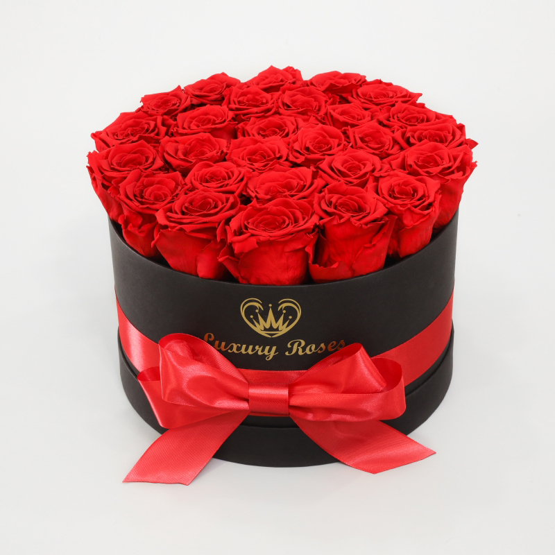 Luxusný okrúhly čierny box M so živými červenými ružami