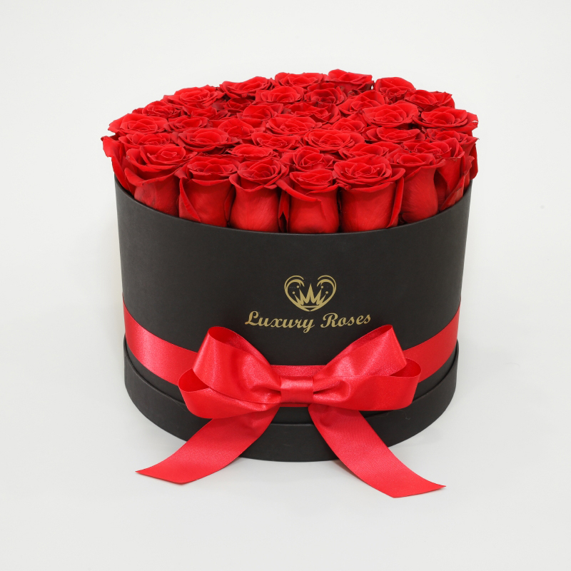 Luxusný okrúhly čierny box L so živými červenými ružami