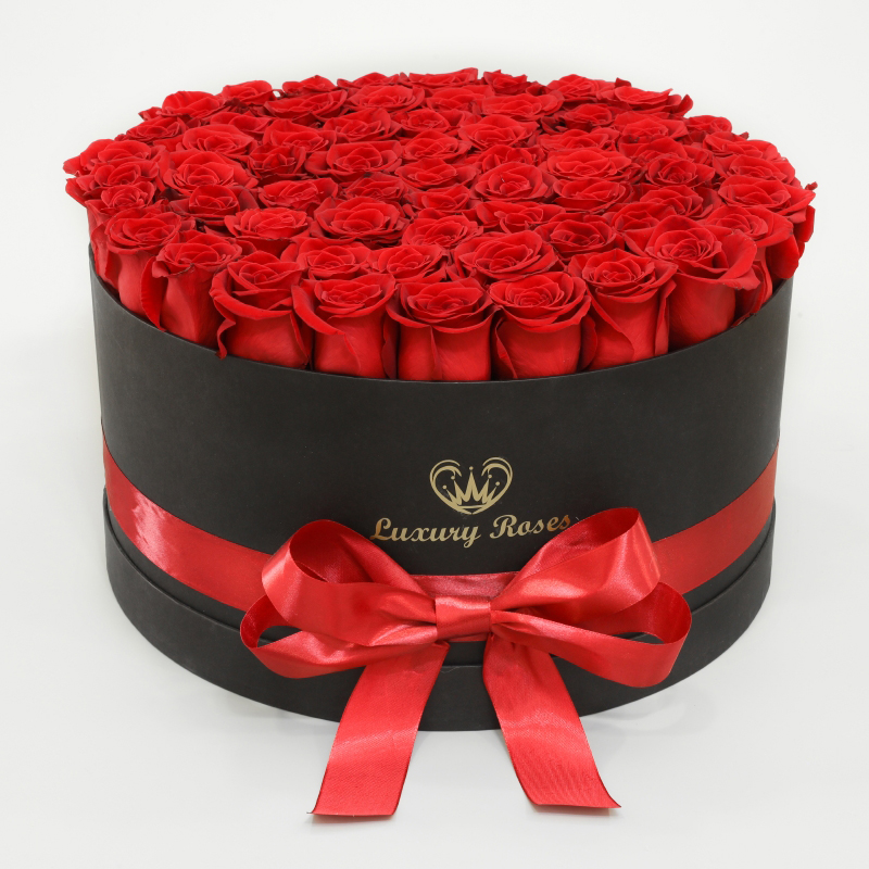 Luxusný okrúhly čierny box XL so živými červenými ružami