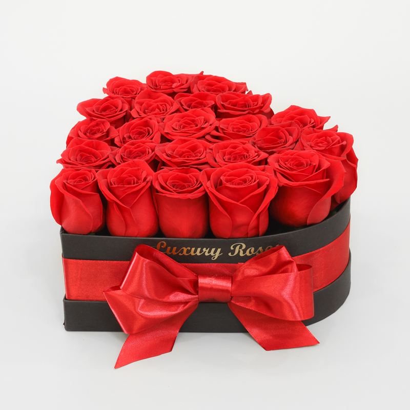 Luxusný čierny box srdce so živými červenými ružami