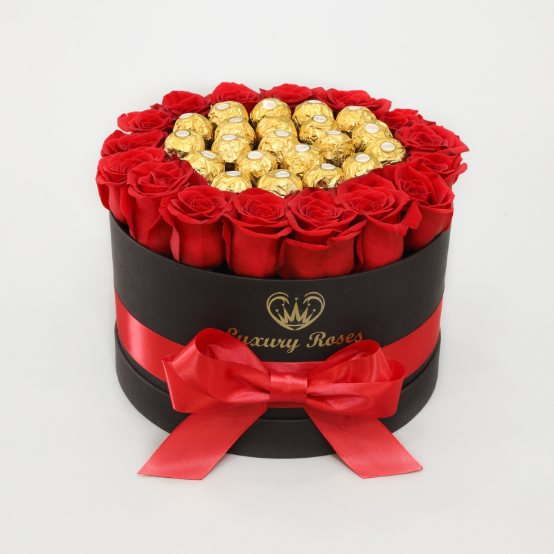 Okrúhly čierny box M Ferrero Rocher so živými ružami