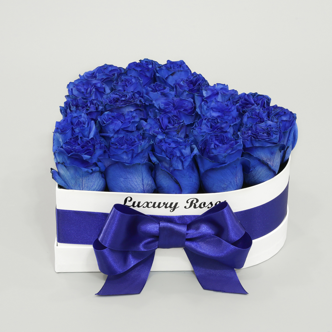 Luxusný biely box srdce so živými modrými  ružami