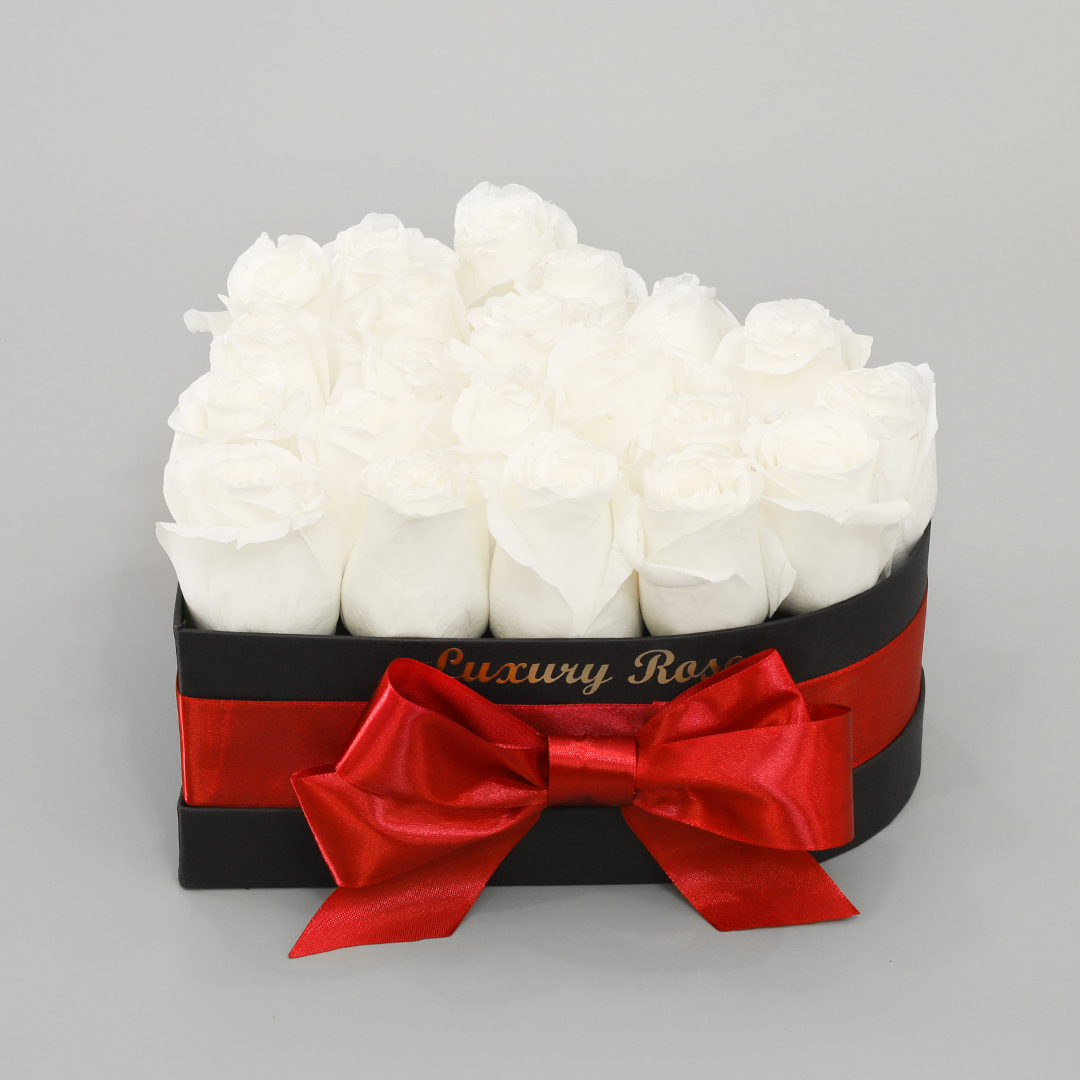Luxusný čierny box srdce so živými bielymi ružami