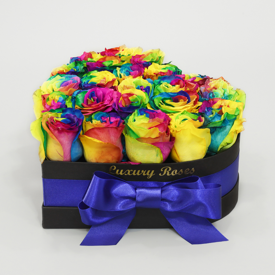 Luxusný čierny box srdce so živými rainbow ružami