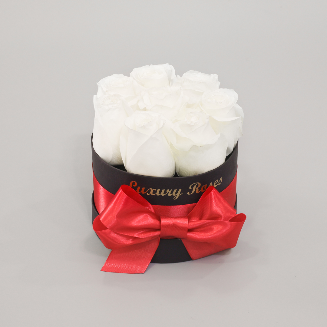 Luxusný okrúhly čierny box XS so živými bielymi ružami