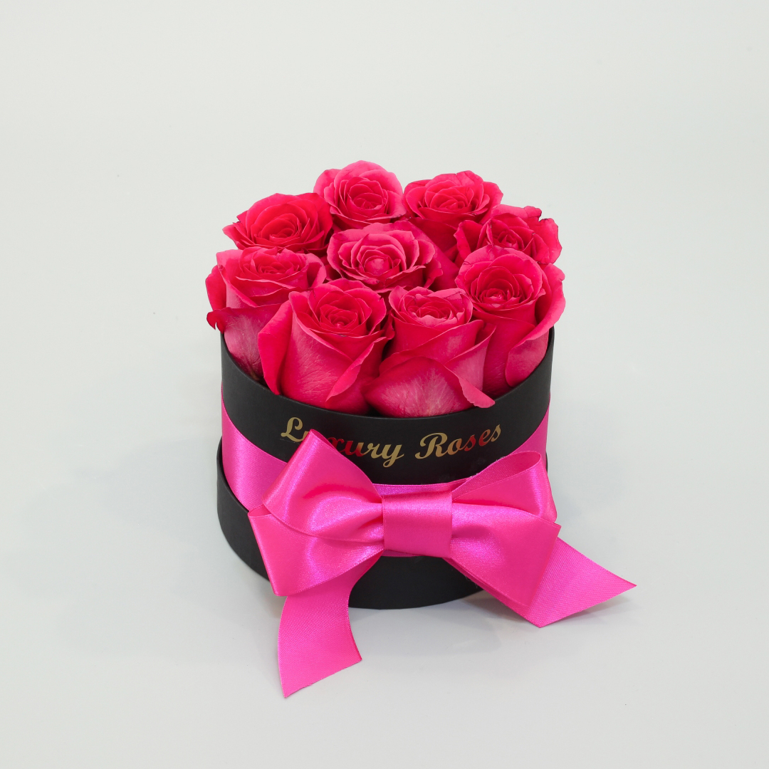 Luxusný okrúhly čierny box XS so živými ružovými ružami