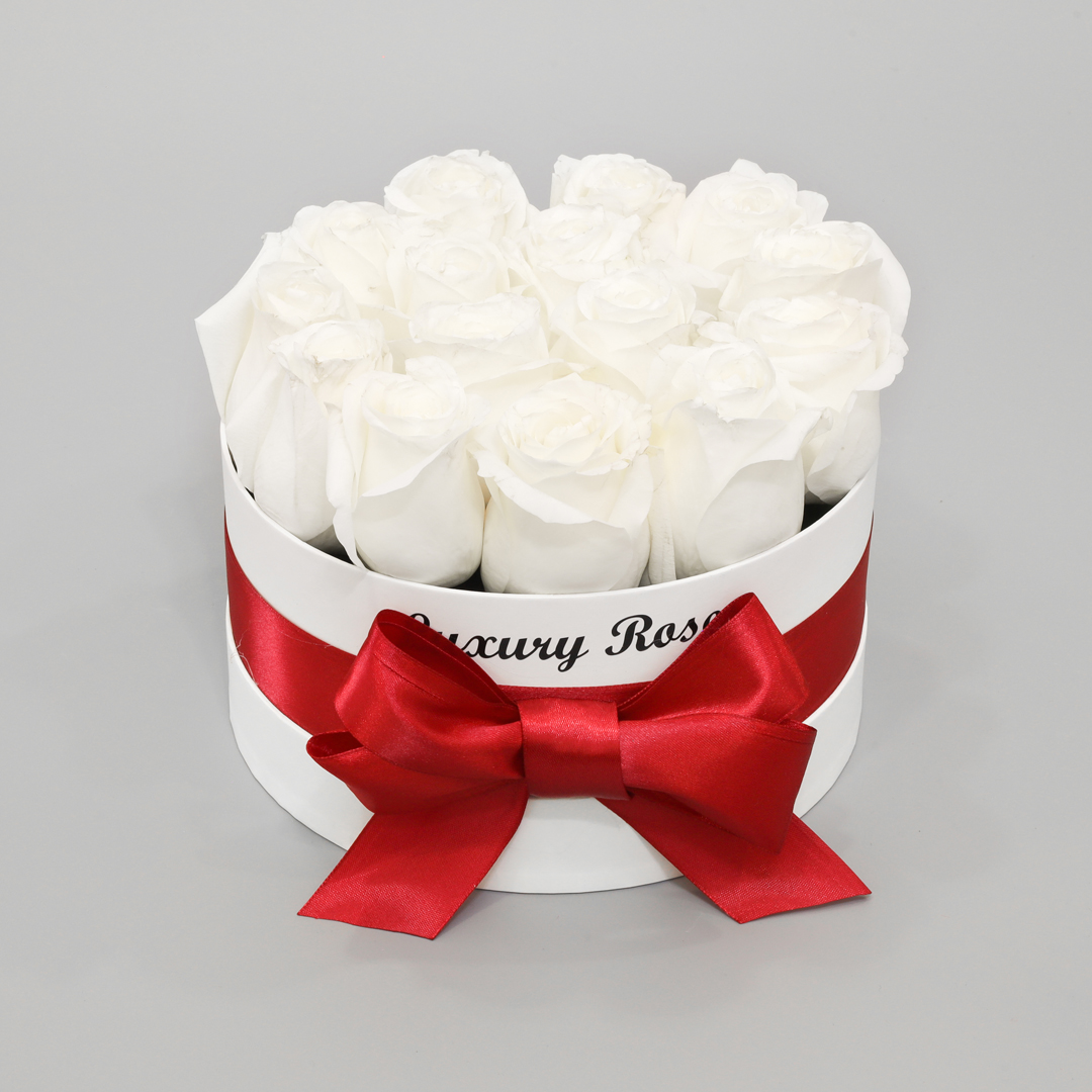 Luxusný okrúhly biely box S so živými bielymi ružami