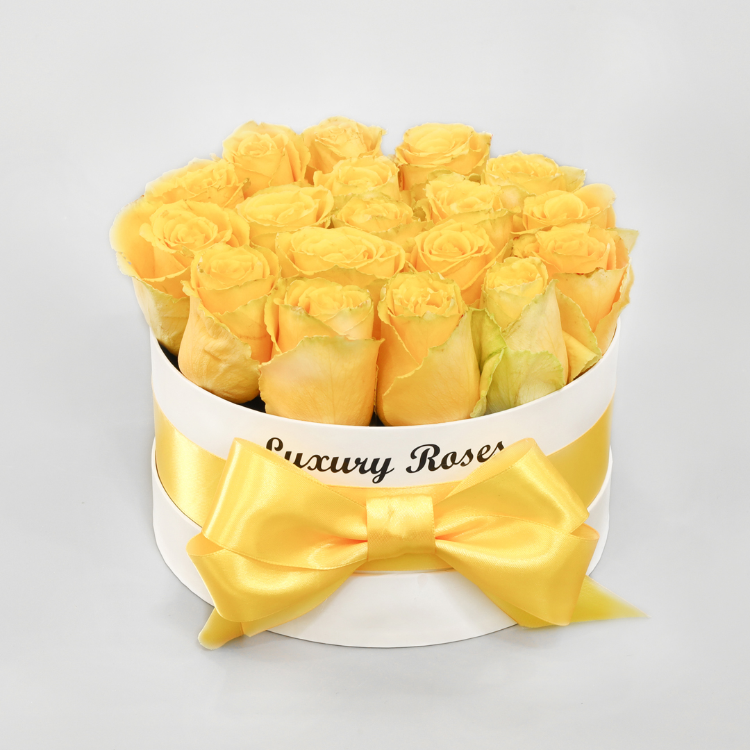 Luxusný okrúhly biely box S so živými žltými ružami