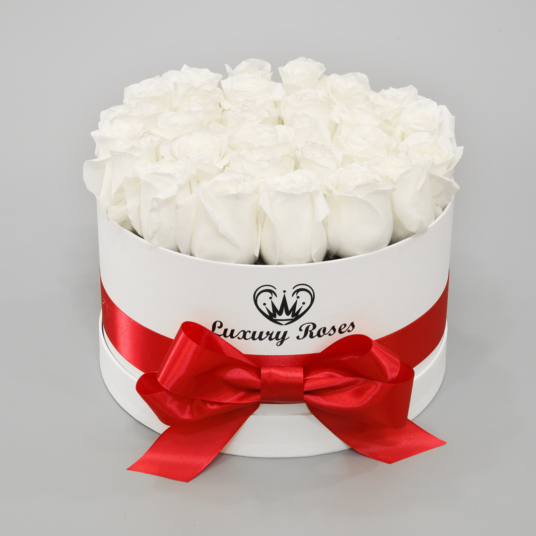 Luxusný okrúhly biely box M so živými bielymi ružami
