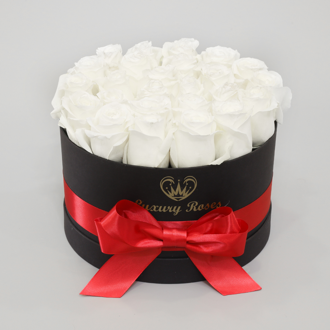 Luxusný okrúhly čierny box M so živými bielymi ružami
