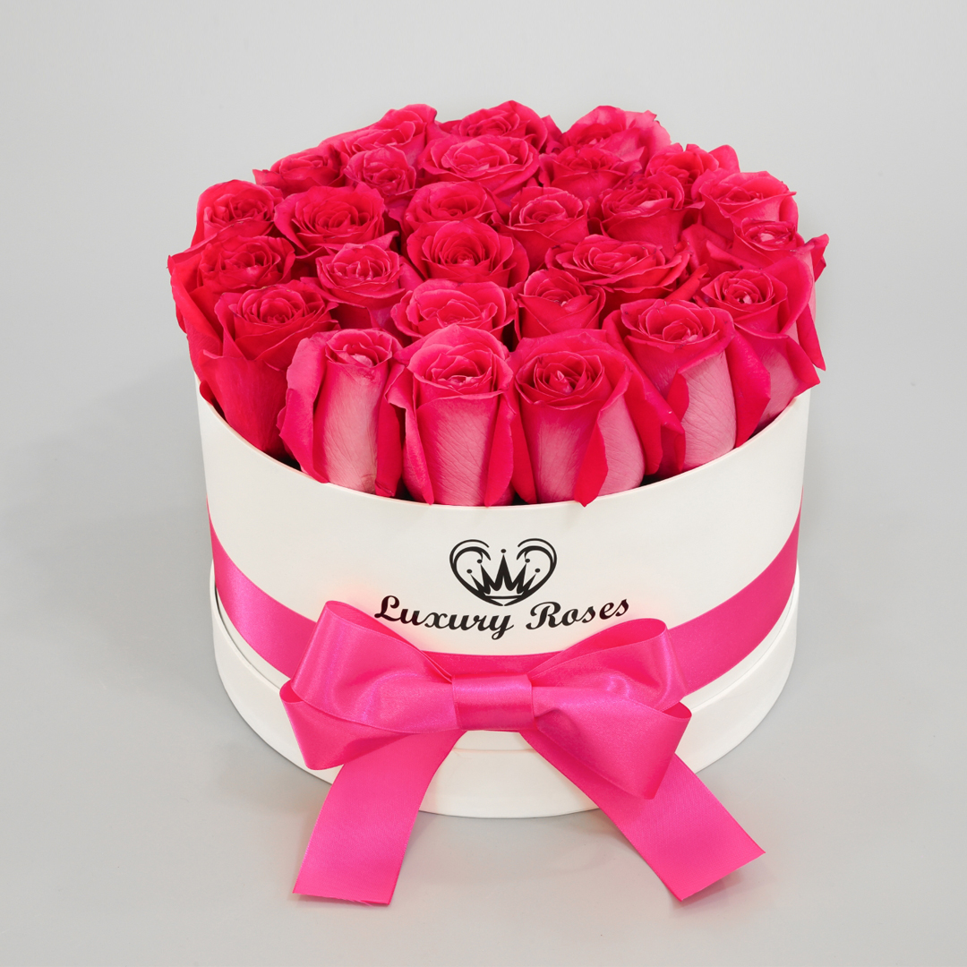 Luxusný okrúhly biely box M so živými ružovými ružami