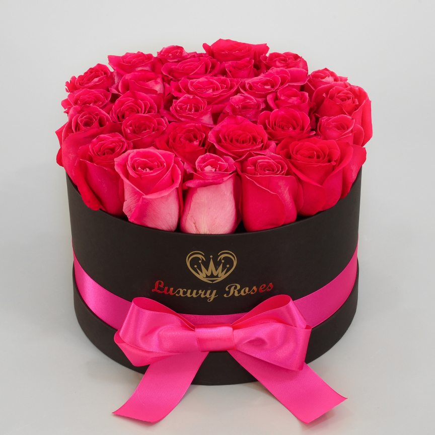 Luxusný okrúhly čierny box M so živými ružovými ružami
