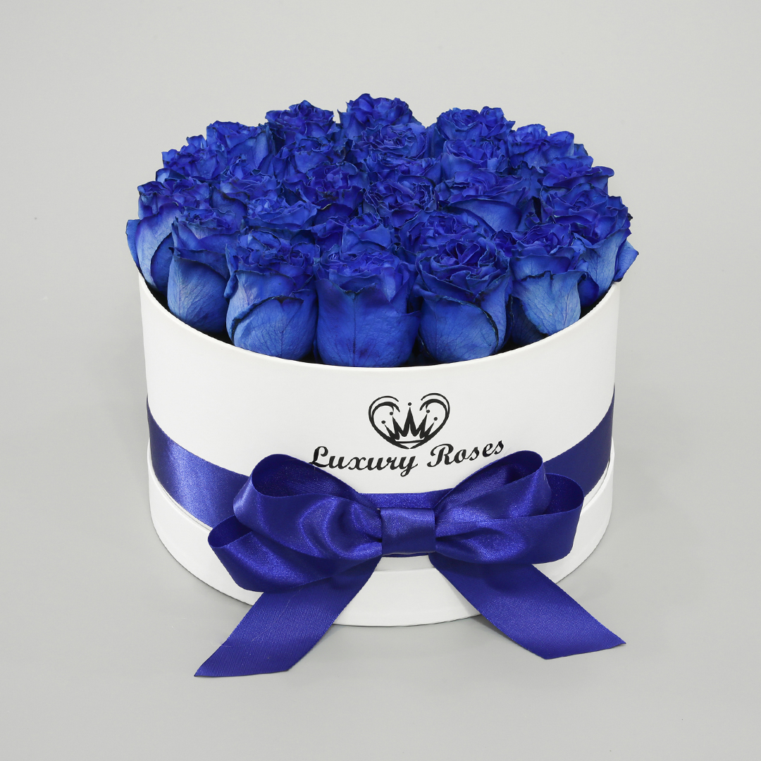 Luxusný okrúhly biely box M so živými modrými ružami