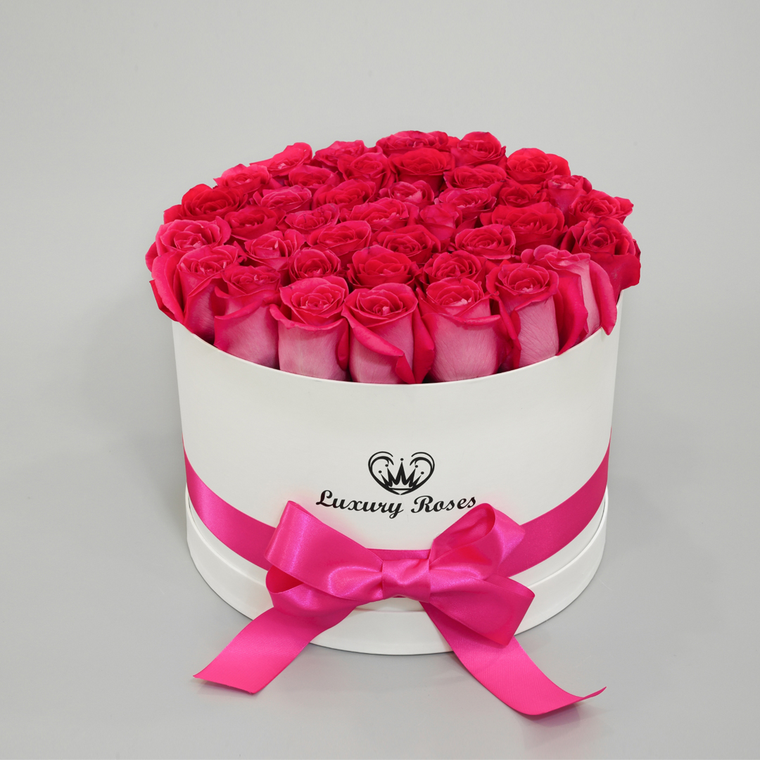 Luxusný okrúhly biely box L so živými ružovými ružami