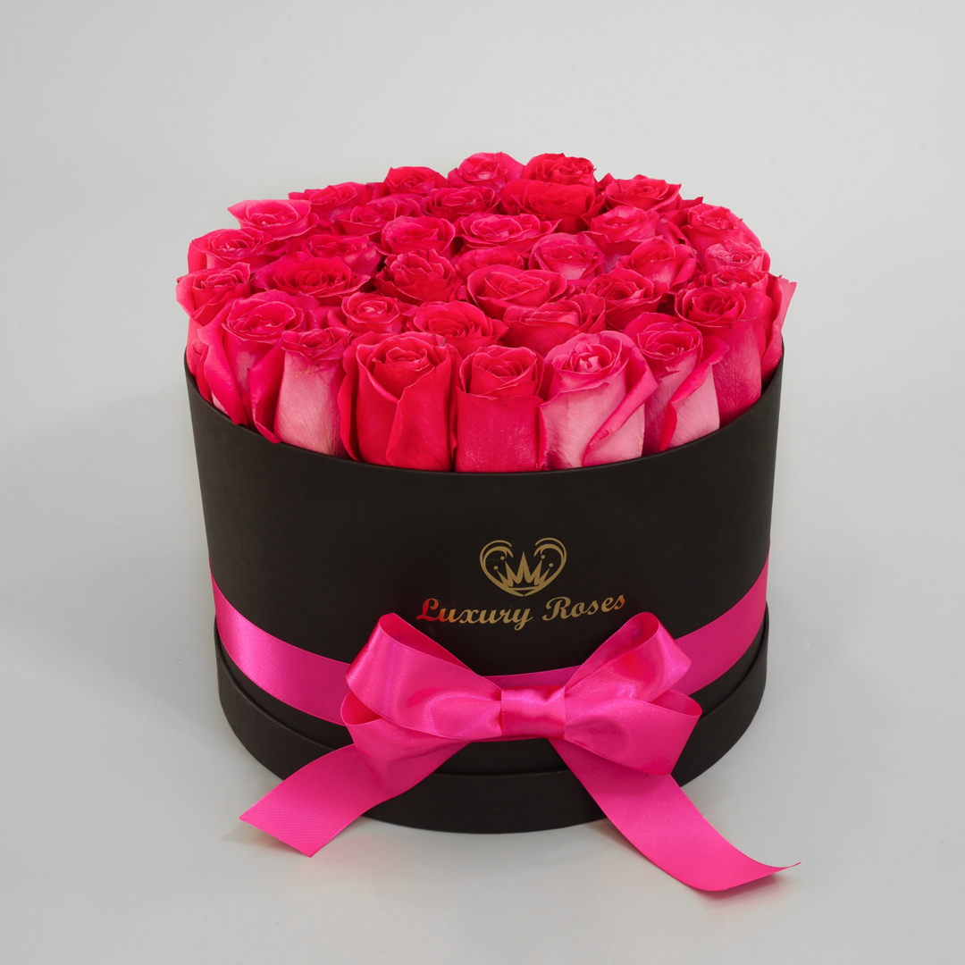 Luxusný okrúhly čierny box L so živými ružovými ružami