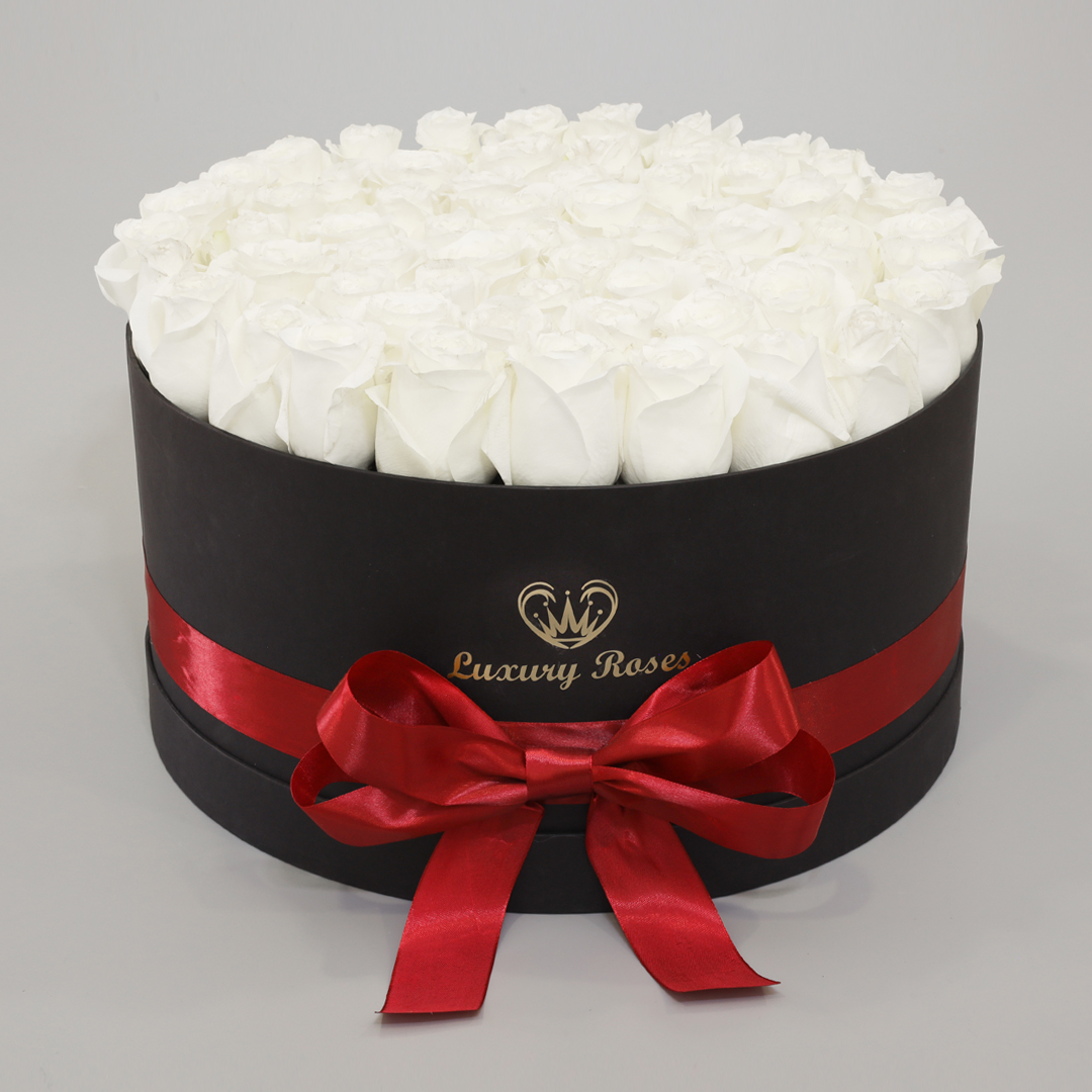 Luxusný okrúhly čierny box XL so živými bielymi ružami