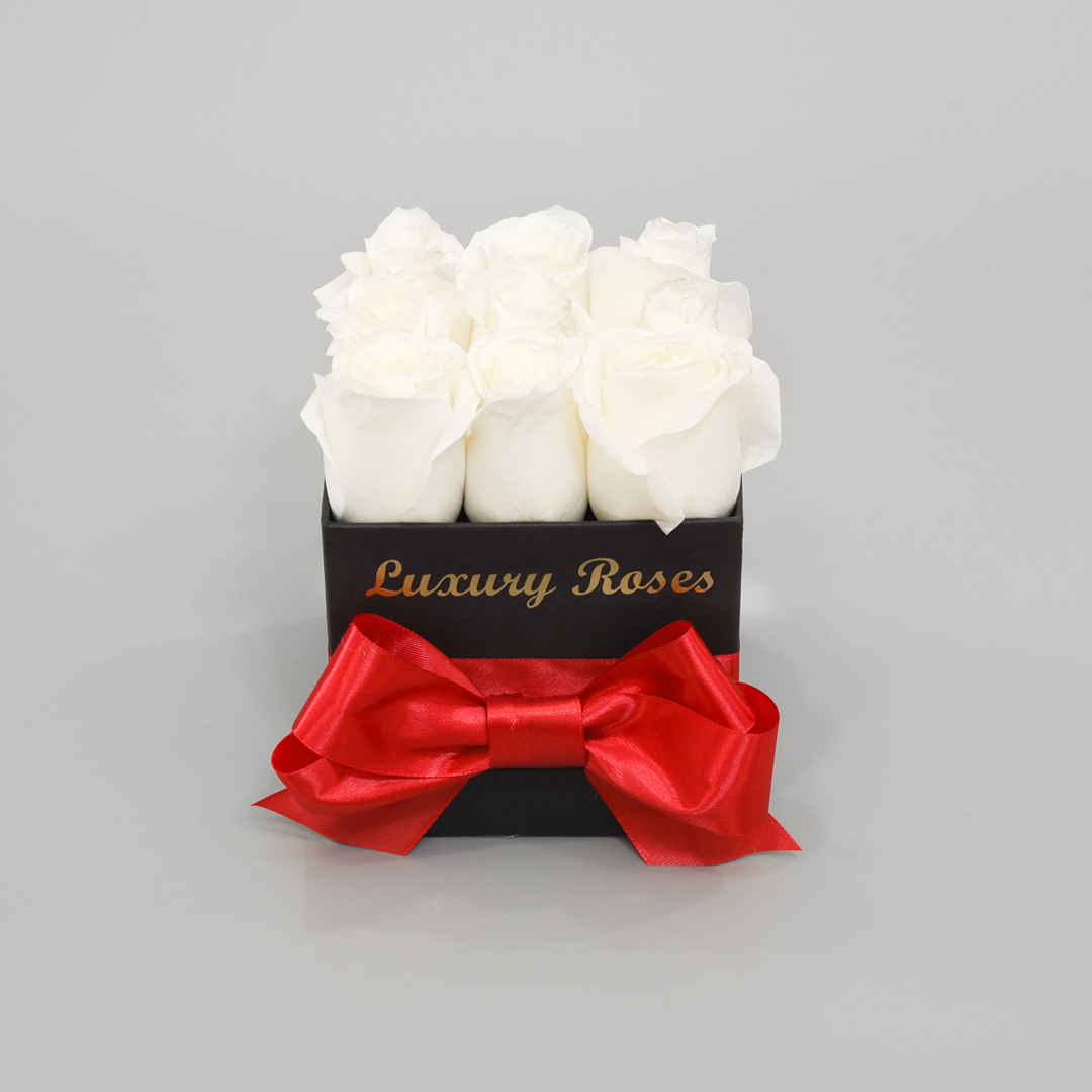 Luxusný hranatý čierny box S so živými bielymi ružami