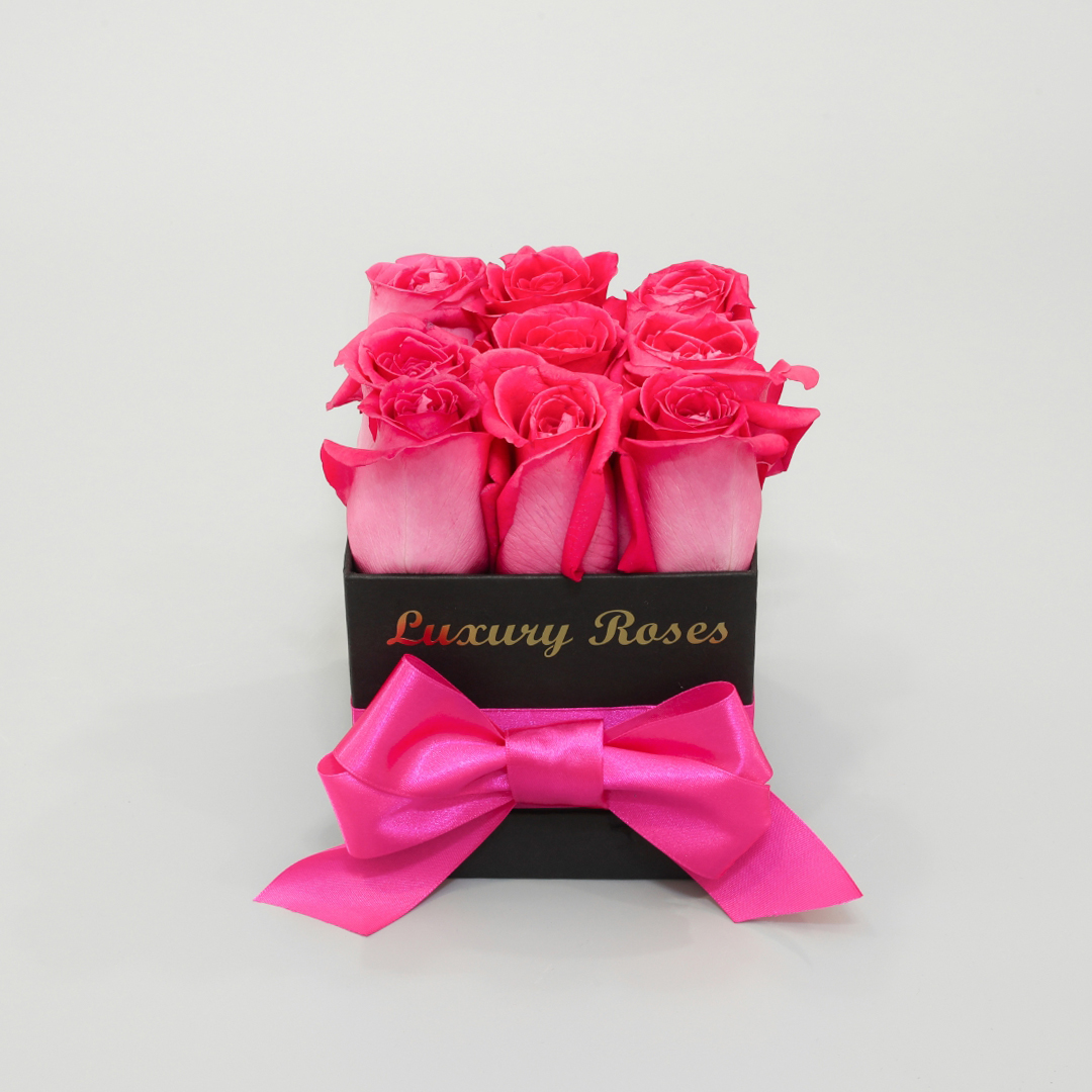 Luxusný hranatý čierny box S so živými ružovými ružami