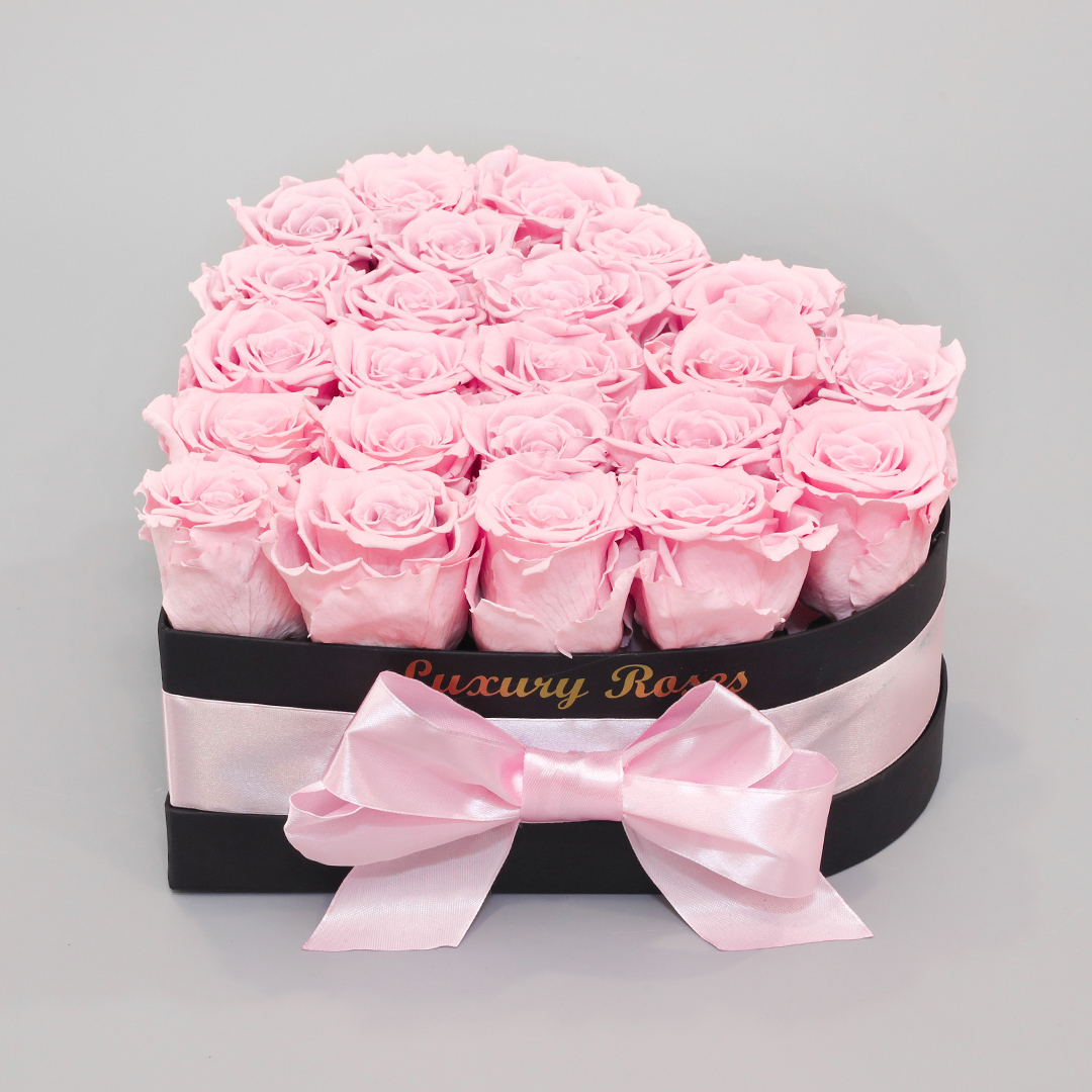 Luxusný čierny box srdce s trvácnymi ružovými ružami