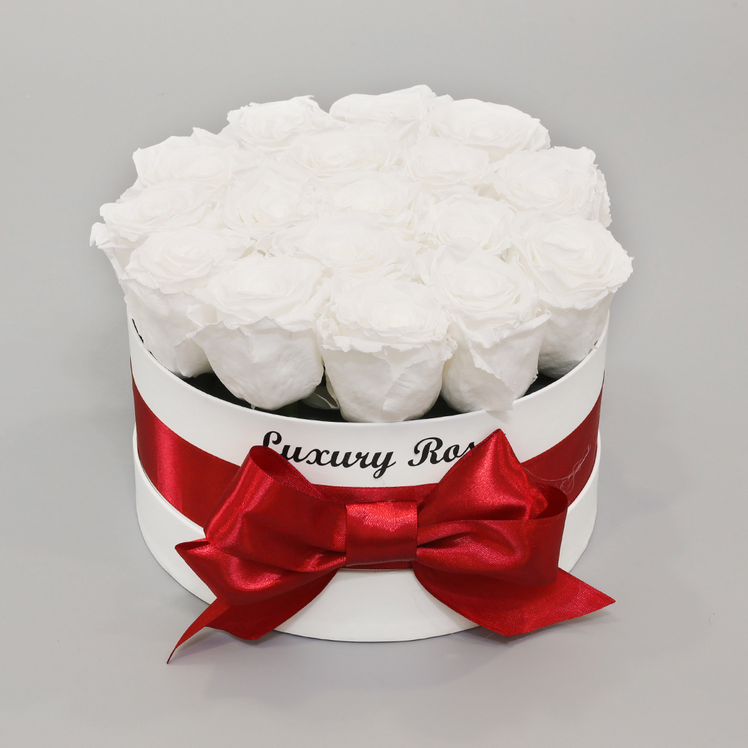 Luxusný okrúhly biely box S s trvácnymi bielymi ružami