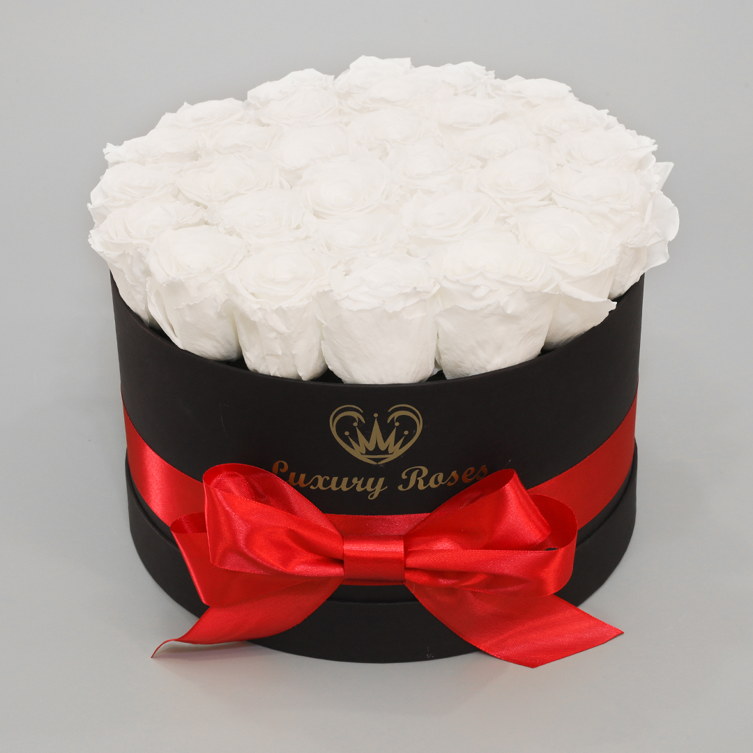 Luxusný okrúhly čierny box M s trvácnymi bielymi ružami