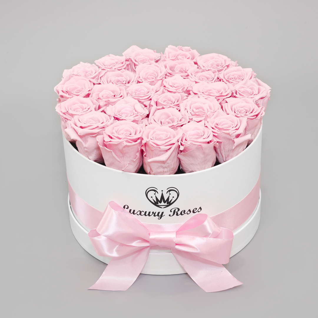 Luxusný okrúhly biely box M s trvácnymi ružovými ružami
