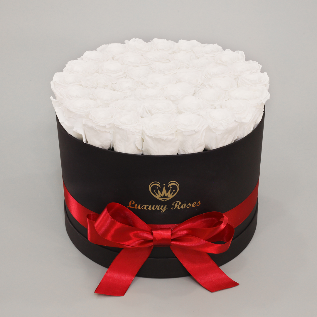 Luxusný okrúhly čierny box L s trvácnymi bielymi ružami