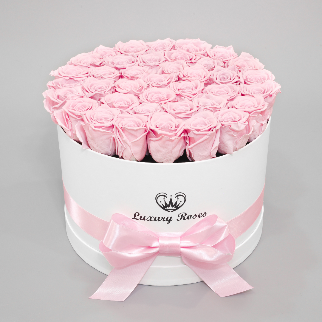 Luxusný okrúhly biely box L s trvácnymi ružovými ružami