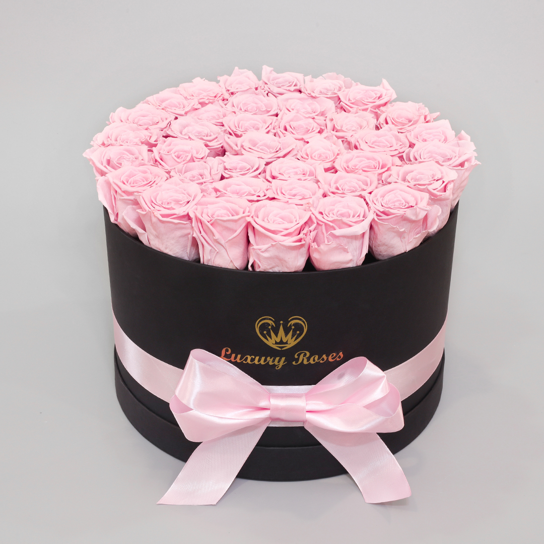 Luxusný okrúhly čierny box L s trvácnymi ružovými ružami