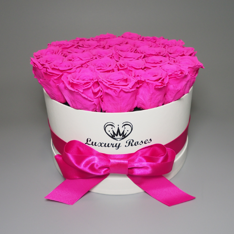 Luxusný okrúhly biely box M s trvácnymi cyklámenovými ružami