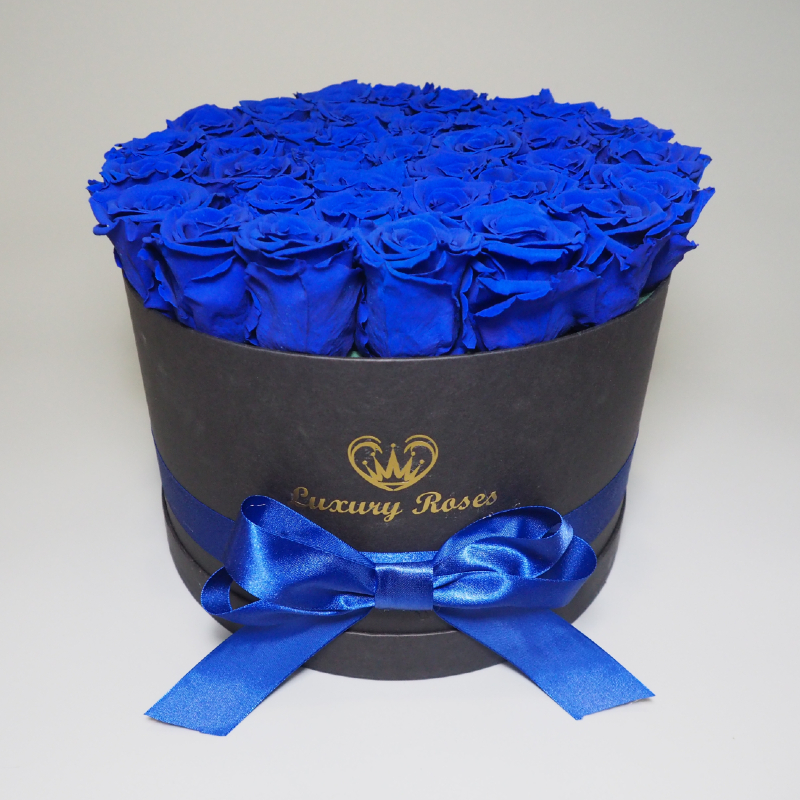 Luxusný okrúhly čierny box L s trvácnymi modrými ružami