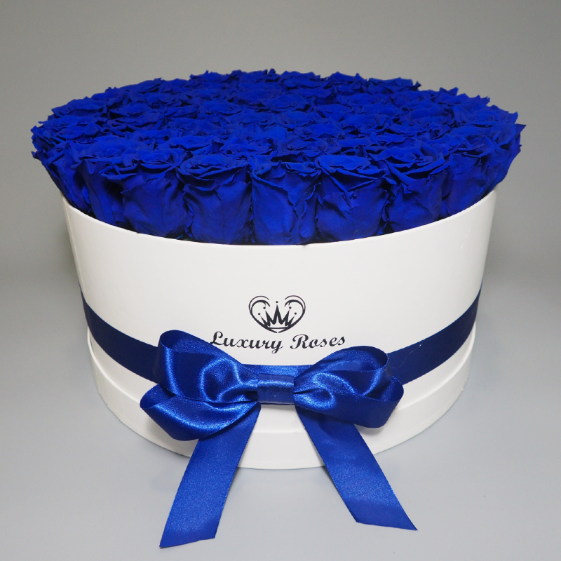 Luxusný okrúhly biely box XL s trvácnymi modrými ružami
