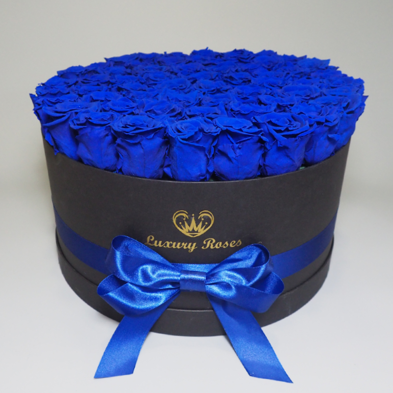 Luxusný okrúhly čierny box XL s trvácnymi modrými ružami
