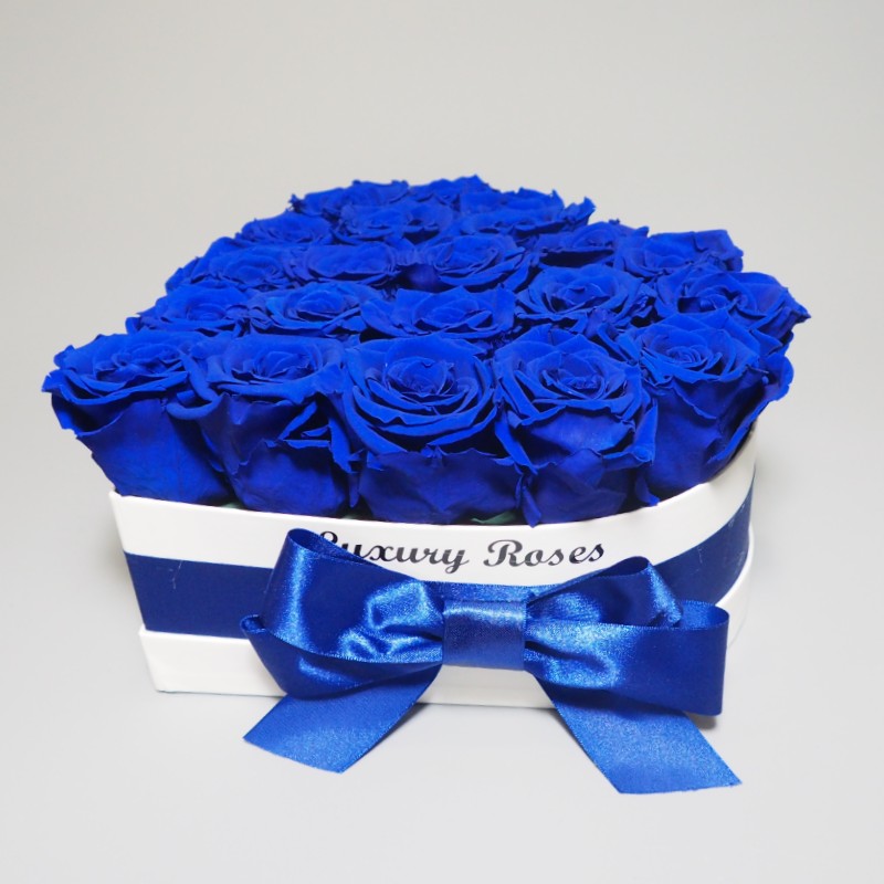 Luxusný biely box srdce s trvácnymi modrými ružami