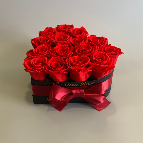 Luxusný čierny box srdiečko s červenými trvácnymi ružami