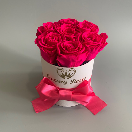 Luxusný okrúhly biely XXS box s trvácnymi cyklamenovými ružami
