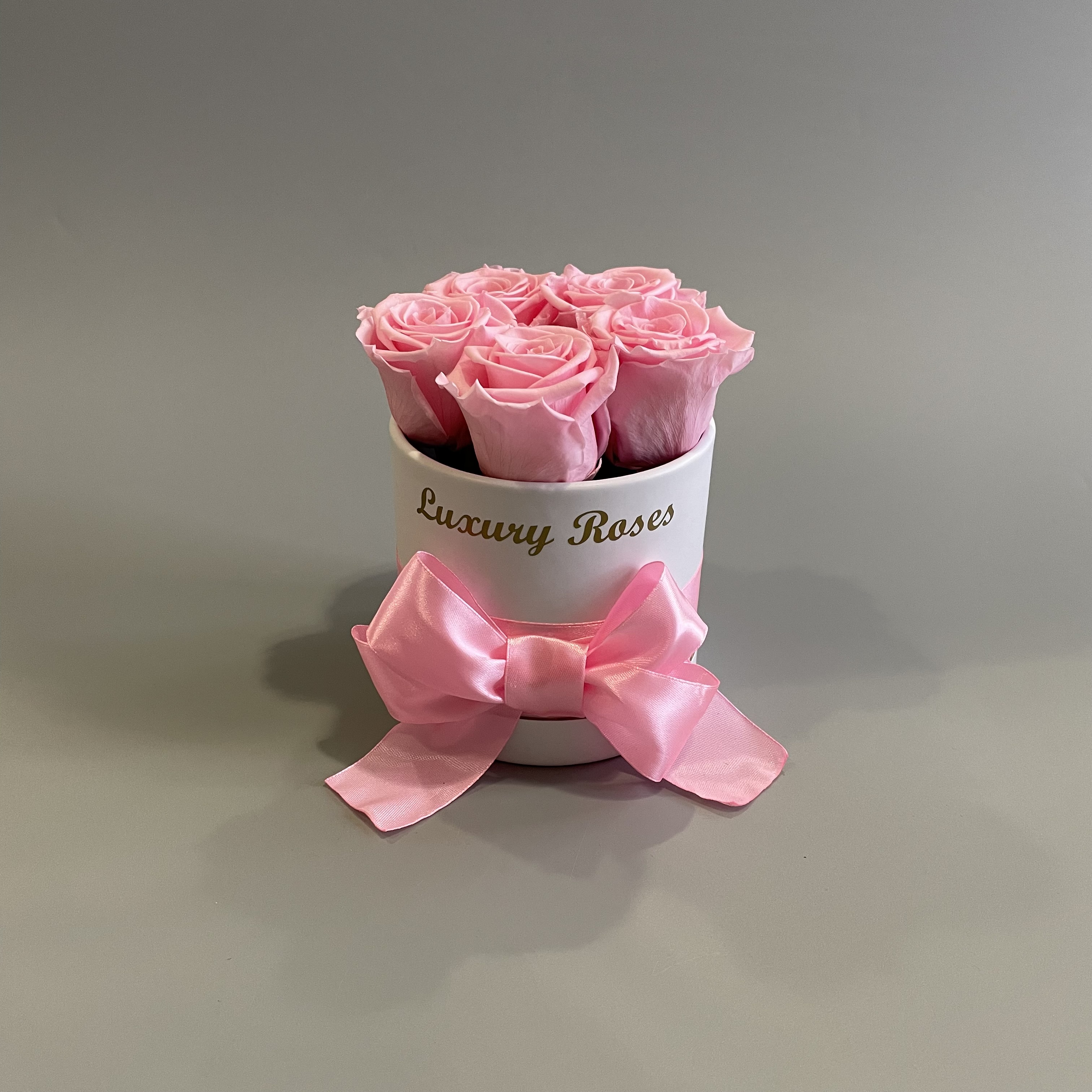 Luxusný okrúhly biely MINI box s trvácnymi ružovými ružami