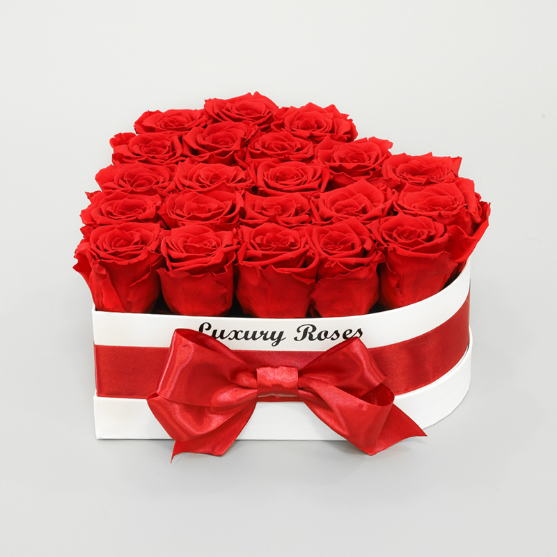 Luxusný biely box srdce s trvácnymi červenými ružami 