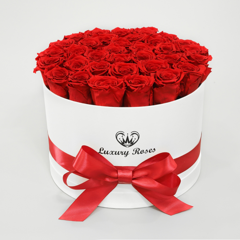 Luxusný okrúhly biely box L s trvácnymi červenými ružami