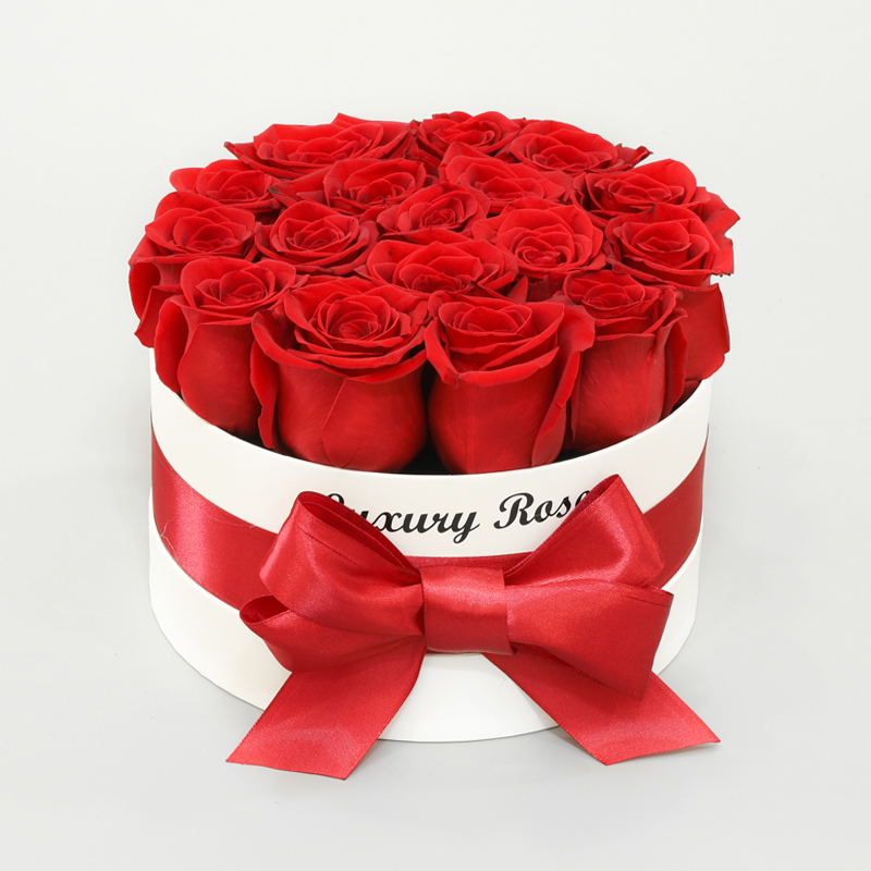 Luxusný okrúhly biely box S so živými červenými ružami
