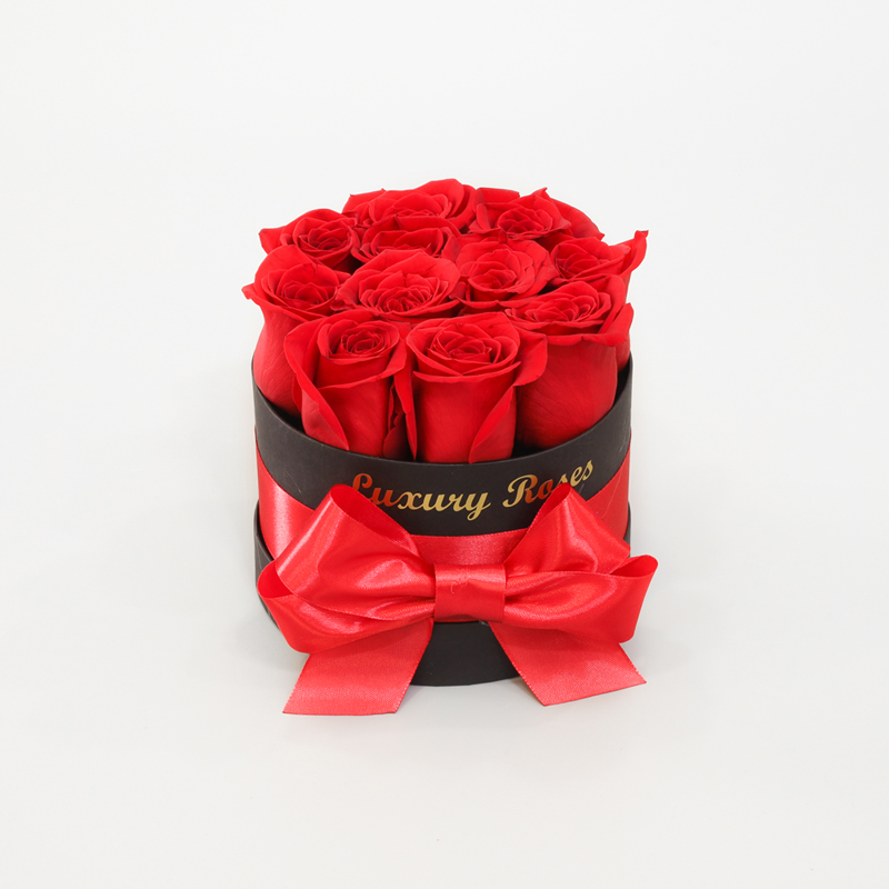 Luxusný okrúhly čierny box XS so živými červenými ružami