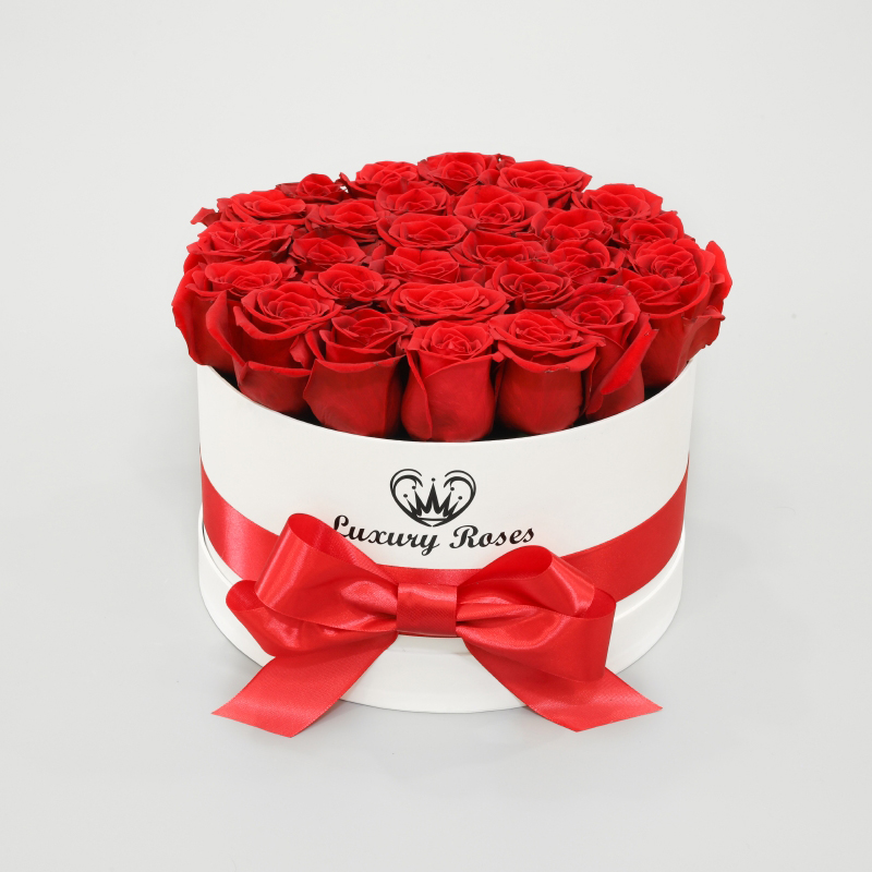 Luxusný okrúhly biely box M so živými červenými ružami