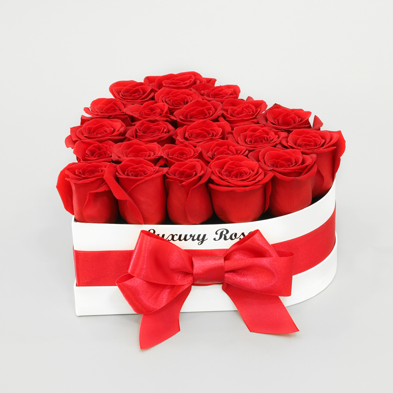 Luxusný biely box srdce so živými červenými ružami